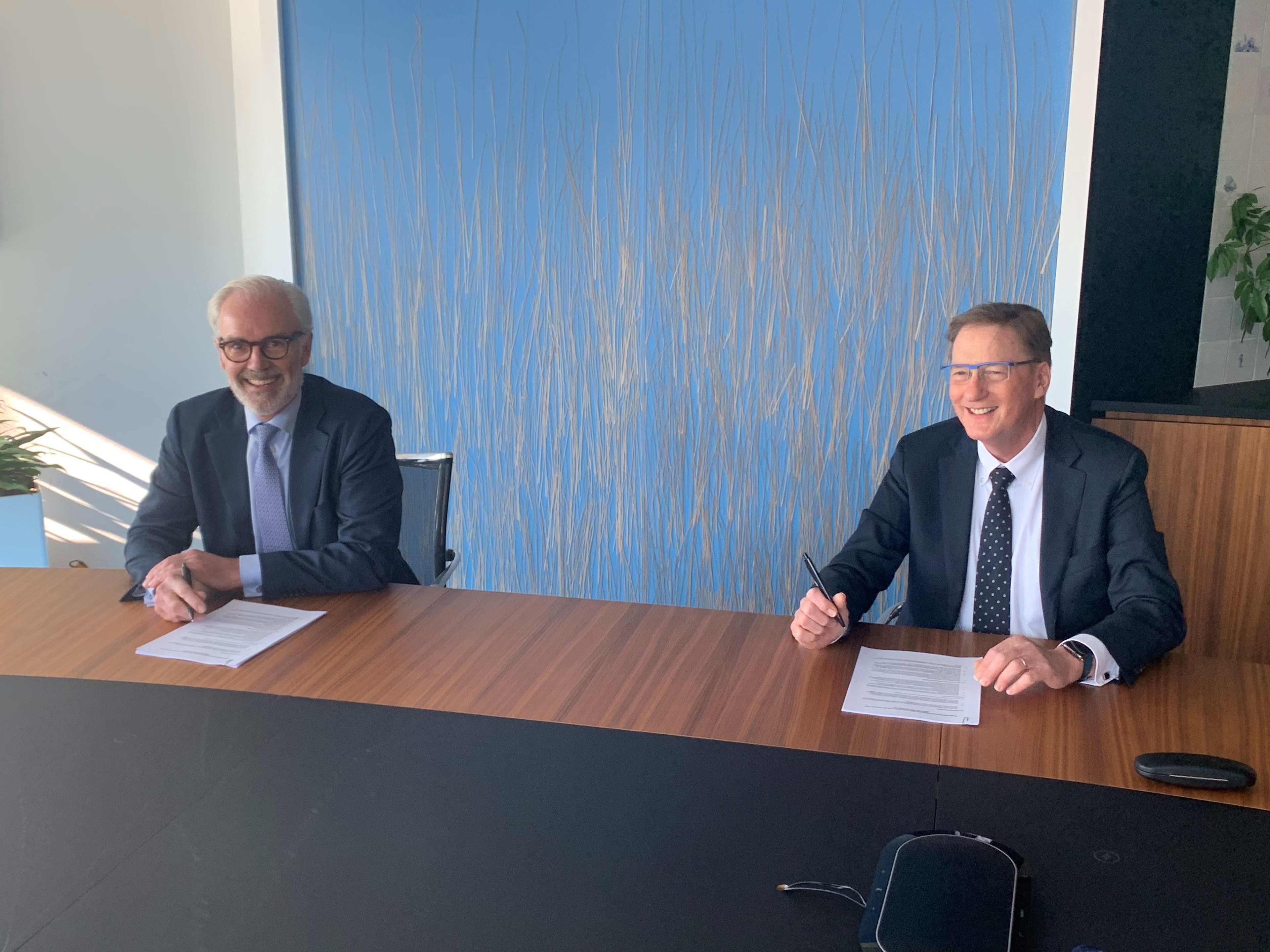 Amstelveen ondertekening samenwerkingsovereenkomst glasvezel KPN NetwerkNL