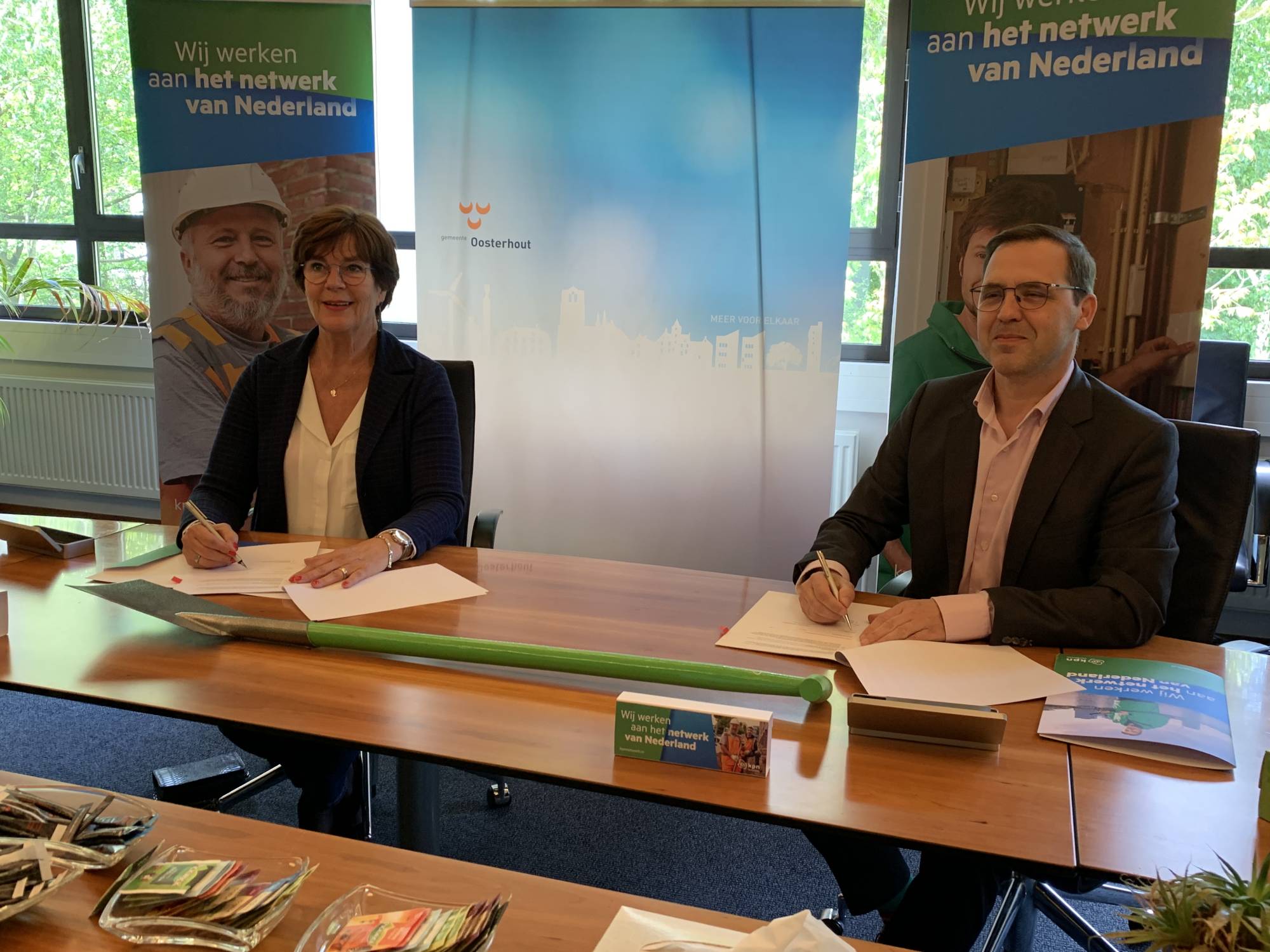 Wethouder Clémens Piena en KPN regiodirecteur Anja de Vos-Biemans blij met glasvezel in Oosterhout.