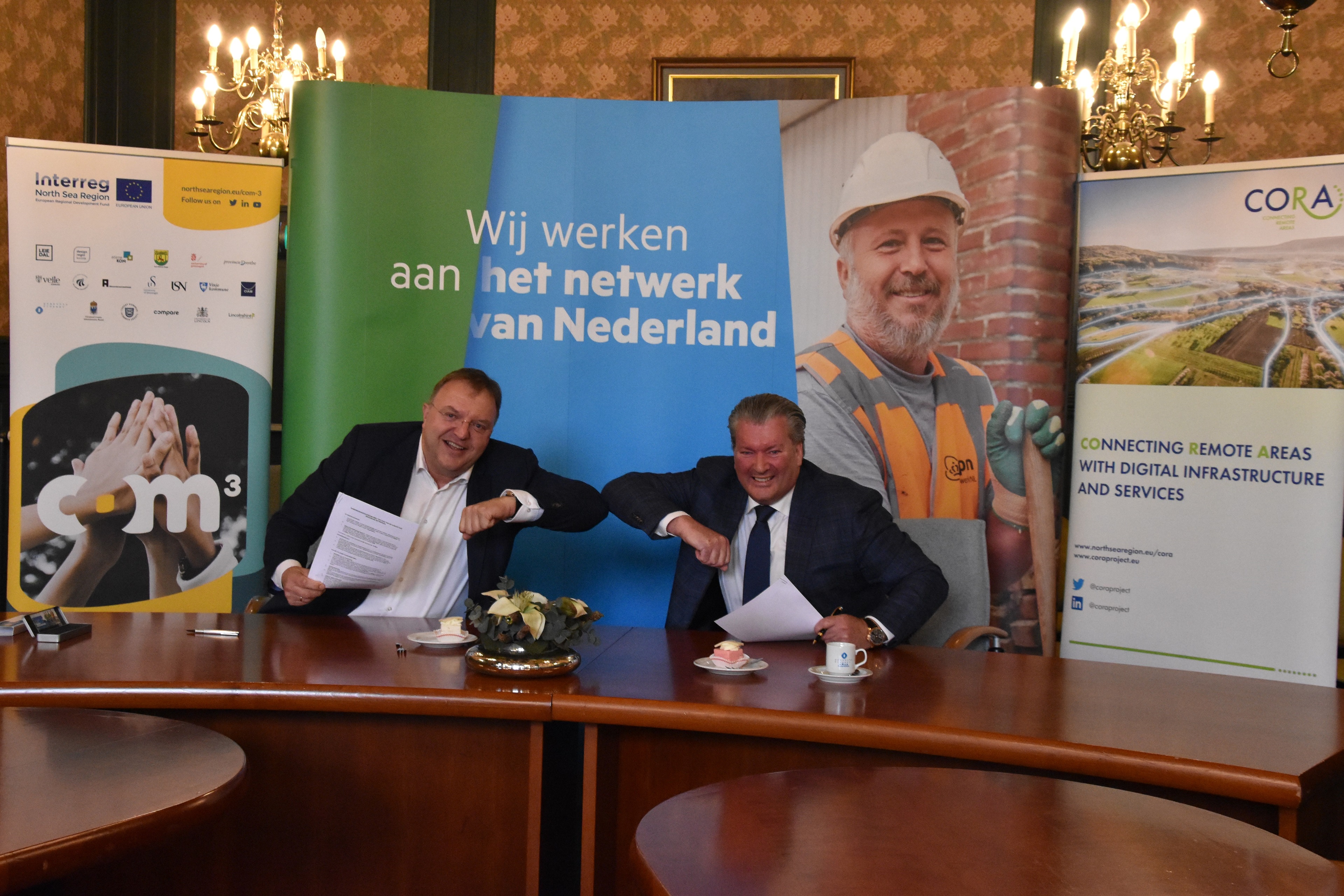 Wethouder van Oldambt Erich Wünker en Jeroen van Der Jagt van KPN tekenen samenwerkingsovereenkomst