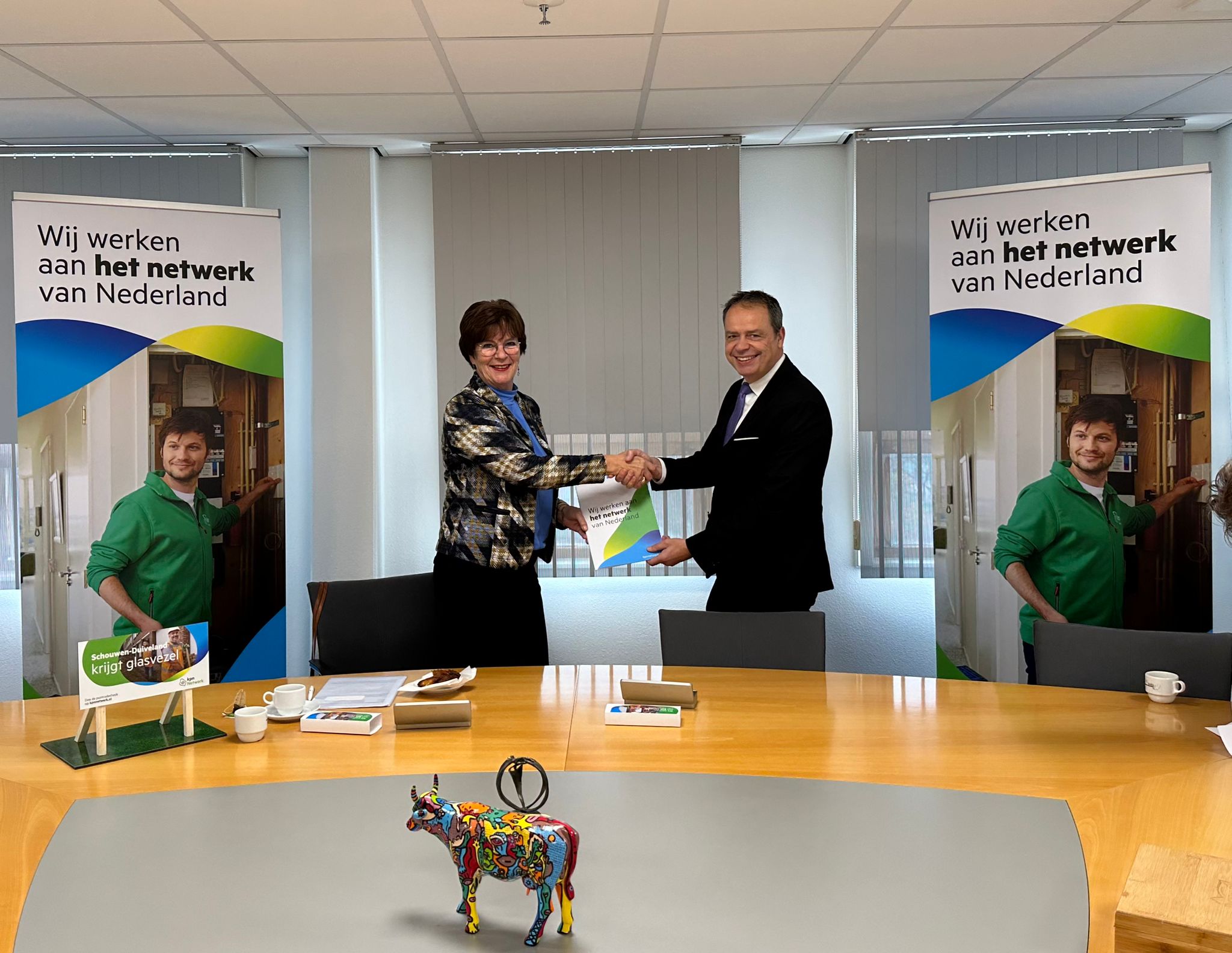 Burgemeester Jack van der Hoek en KPN Regiodirecteur Anja de Vos-Biemans schudden elkaar de hand na ondertekening samenwerkingsovereenkomst.