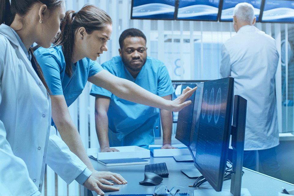 Artsen in het ziekenhuis kijken naar een scherm